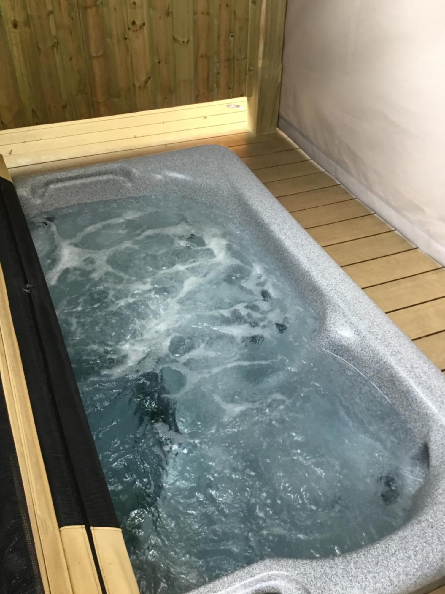 Sharons Retreat Your Own Private Lounge Bedroom Bathroom And The Use Of A Hot Tub I Also Live Here Prestatyn Exterior photo